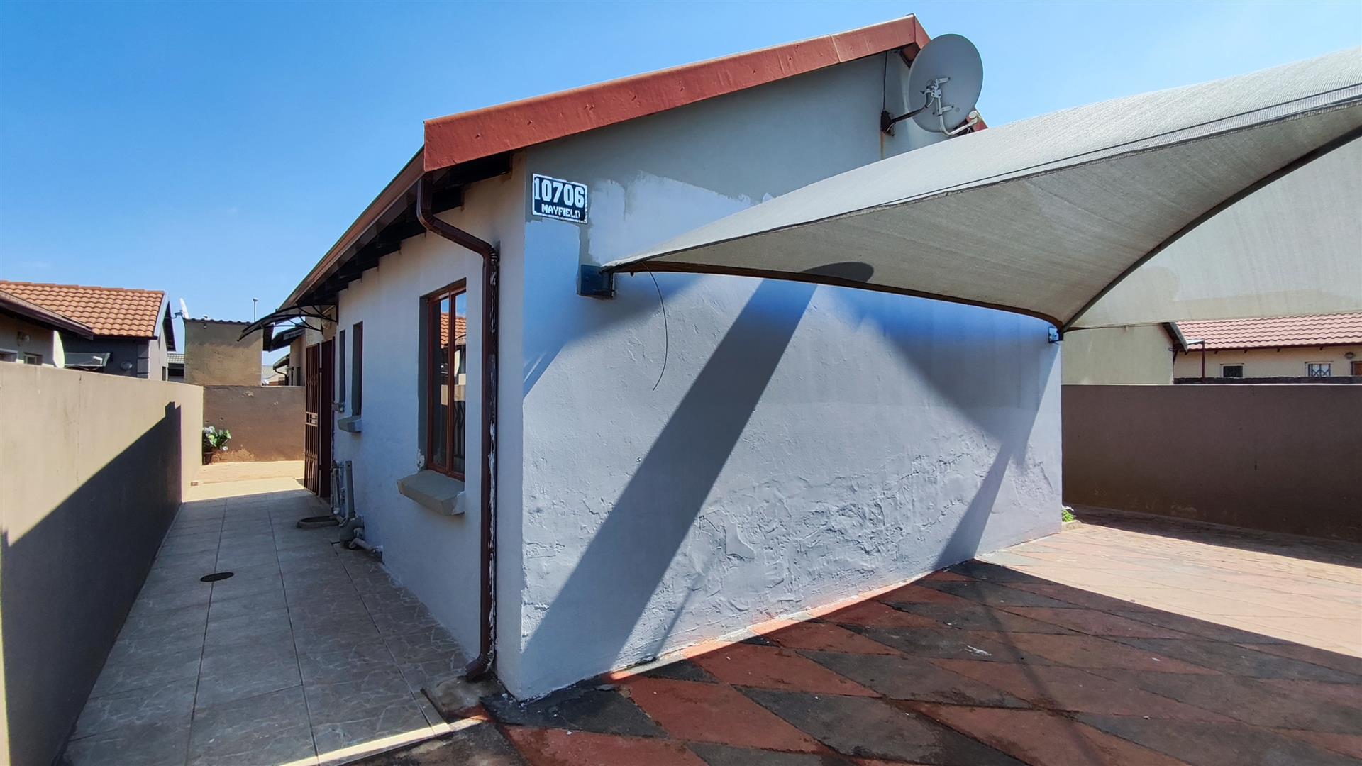 Front View of property in Mayfield