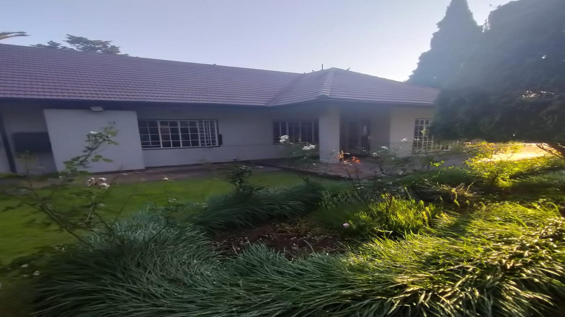 Front View of property in Three Rivers