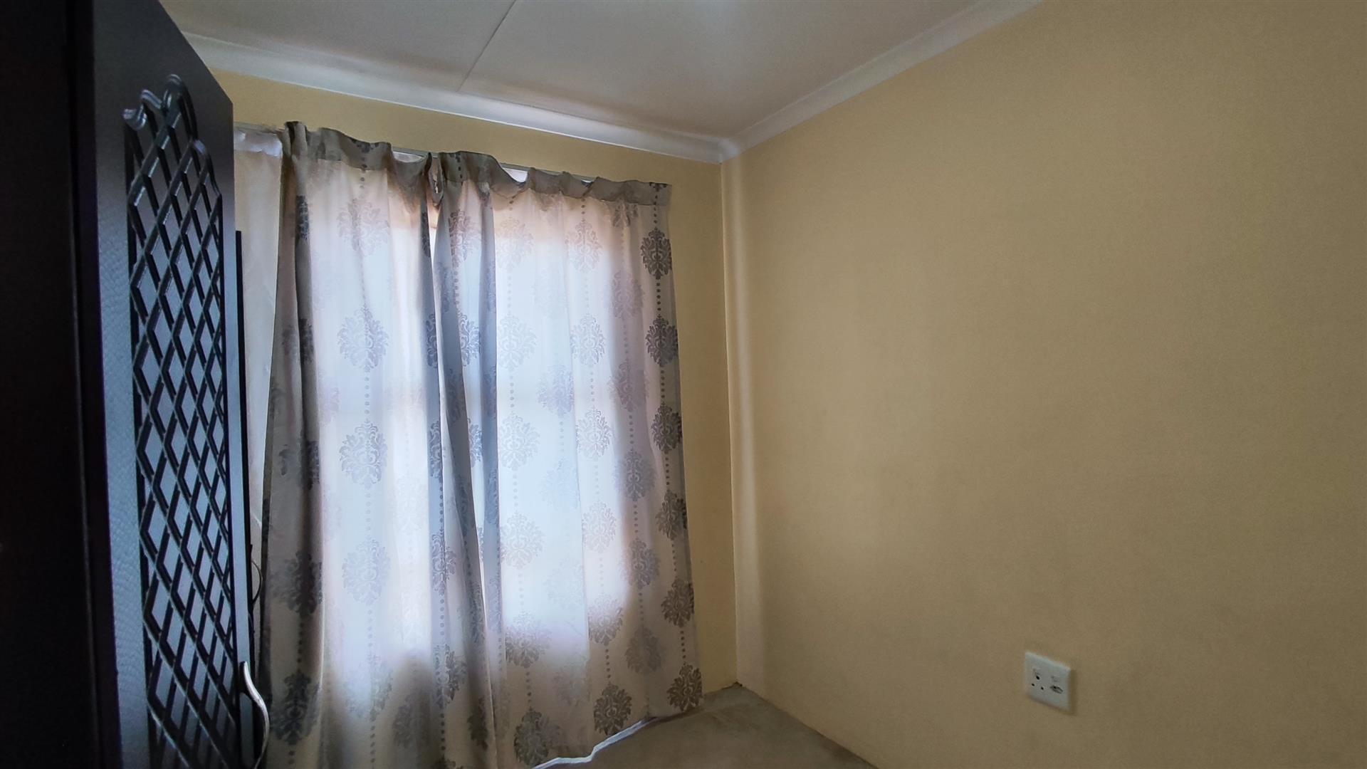 Bed Room 1 - 11 square meters of property in Sharon Park