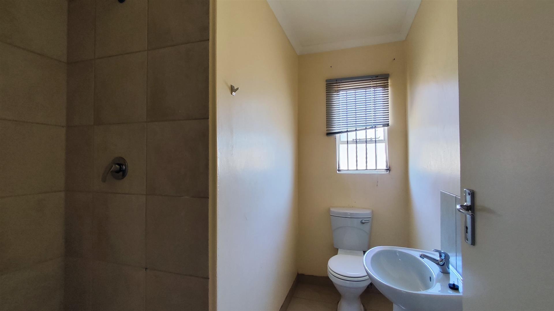 Main Bathroom - 6 square meters of property in Sharon Park