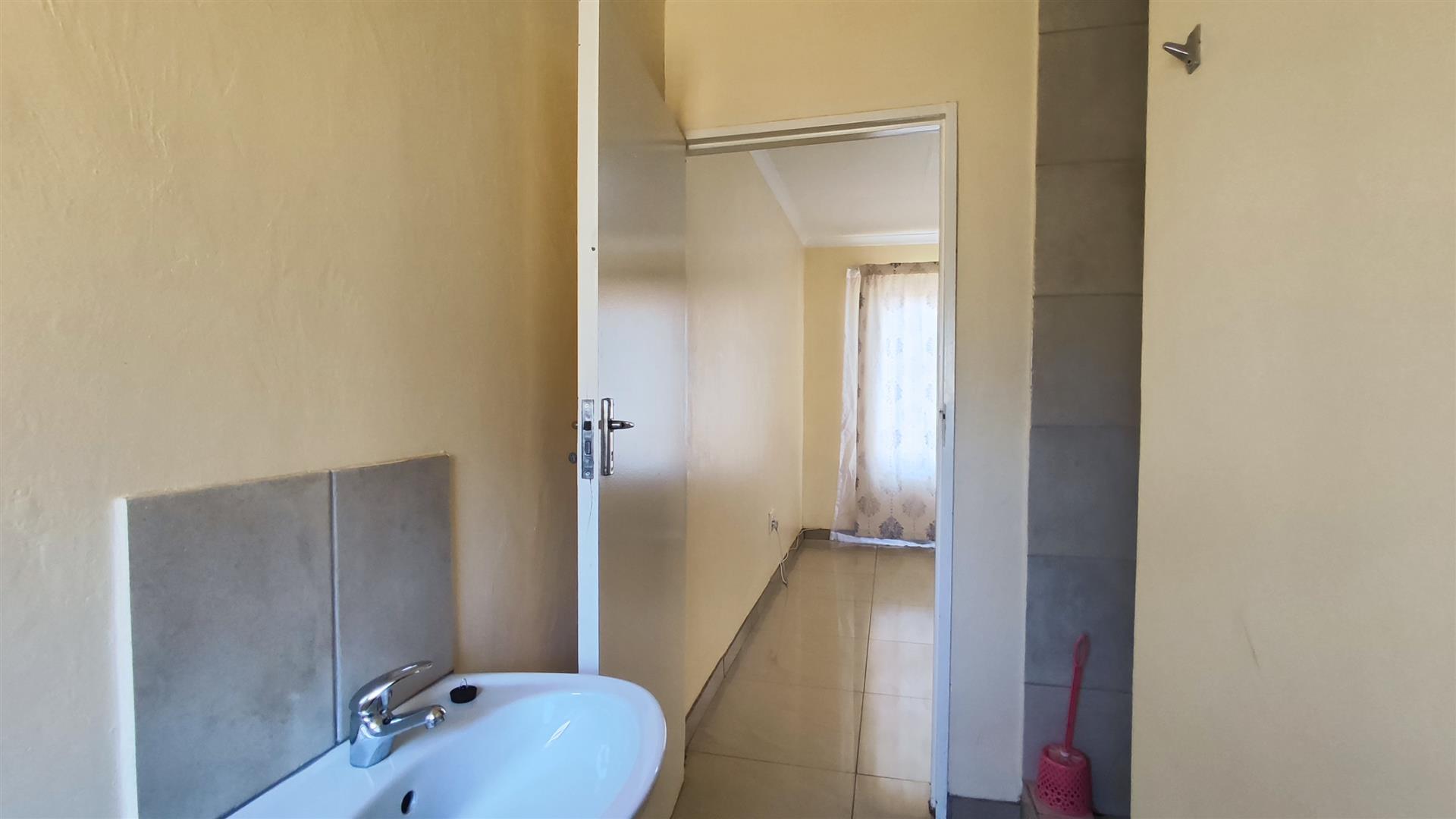 Main Bathroom - 6 square meters of property in Sharon Park