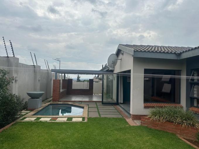 3 Bedroom Simplex for Sale For Sale in Waterkloof (Rustenburg) - MR695514
