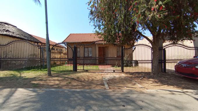 2 Bedroom Freehold Residence for Sale For Sale in Kaalfontein - Home Sell - MR695527