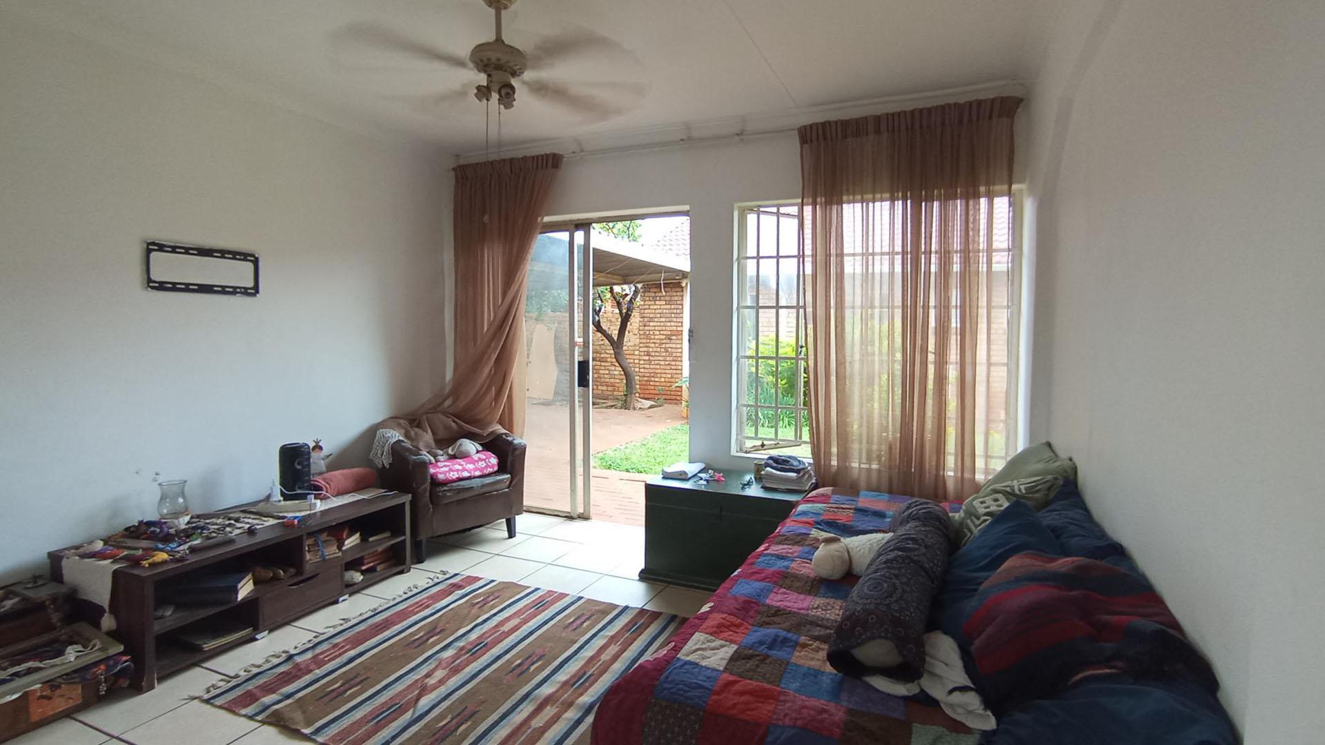 Lounges - 12 square meters of property in Hesteapark