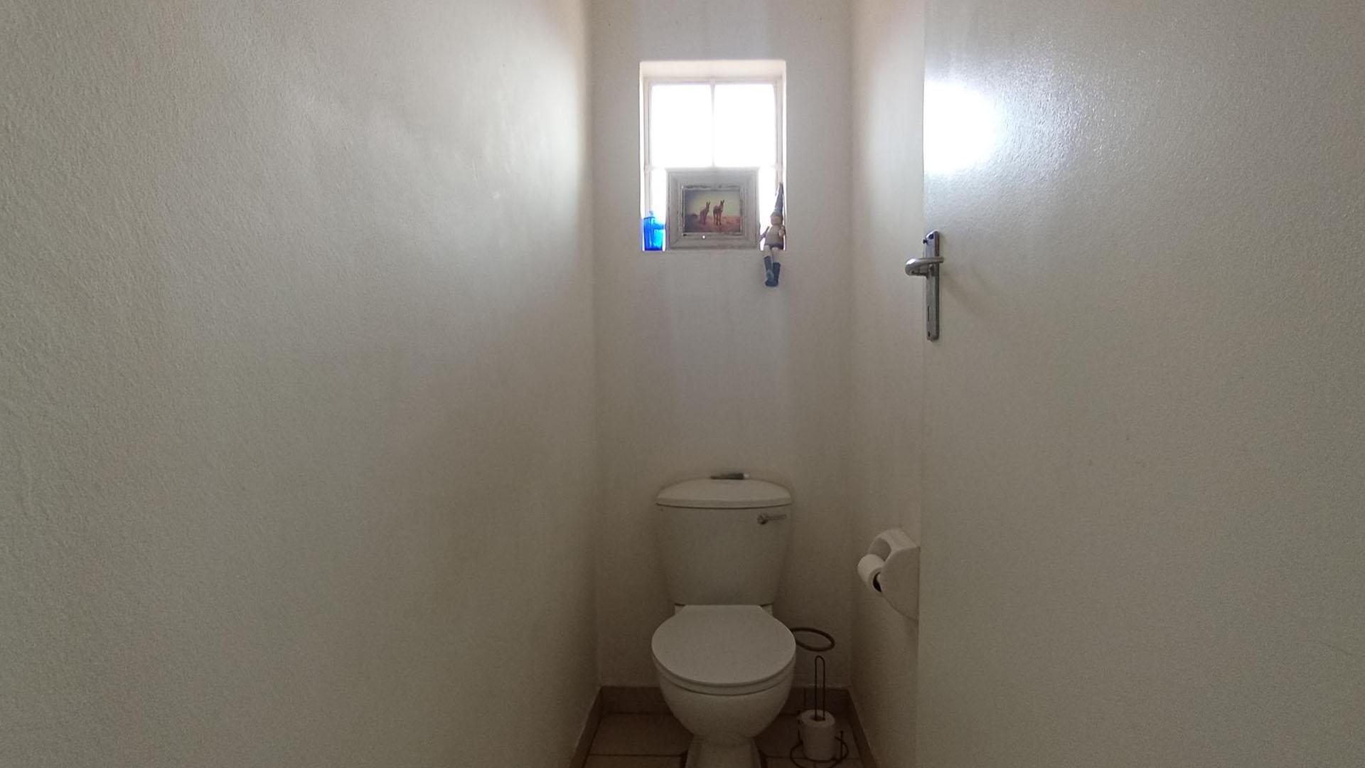 Bathroom 1 - 8 square meters of property in Hesteapark