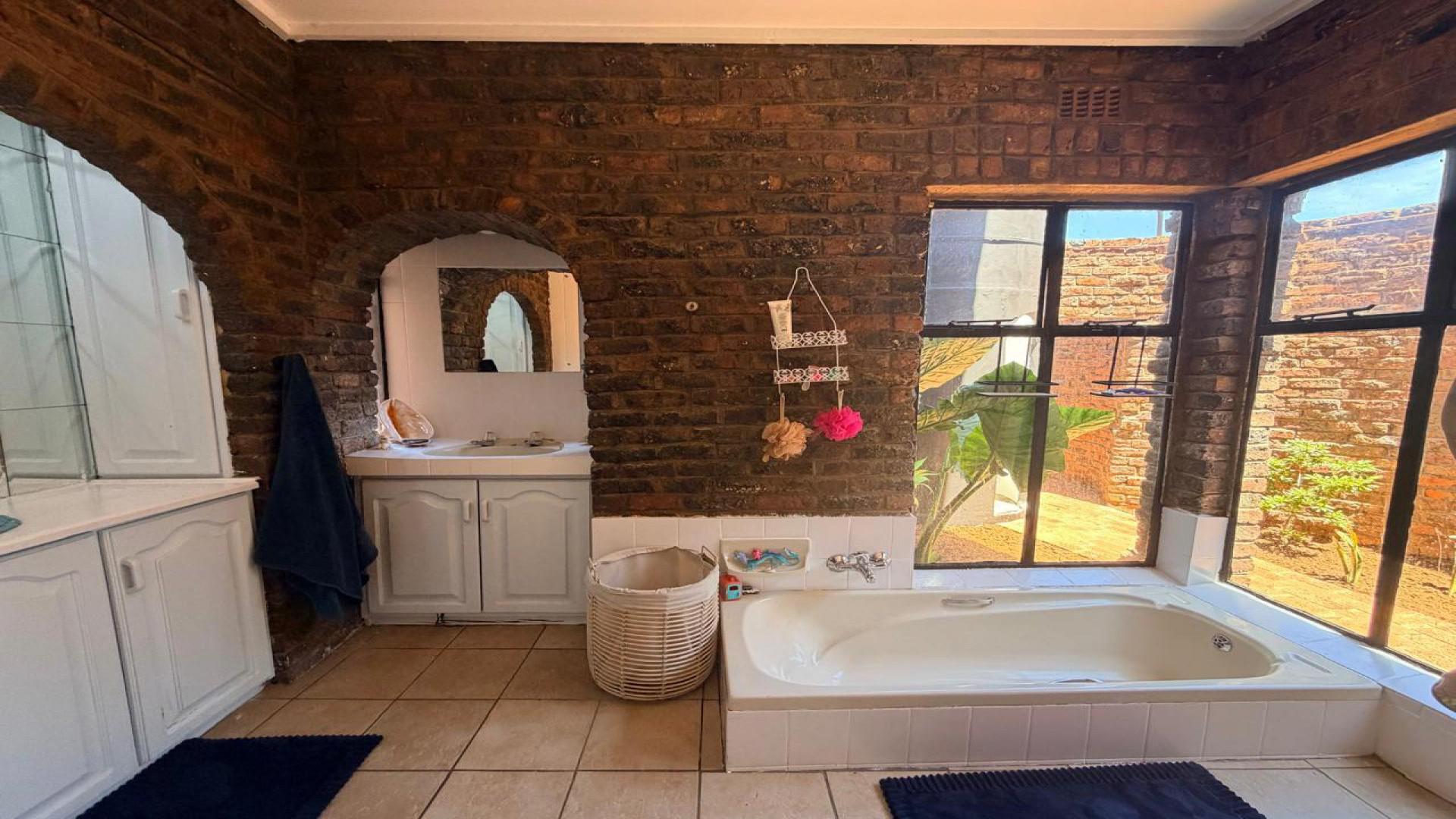 Bathroom 2 of property in Kimberley