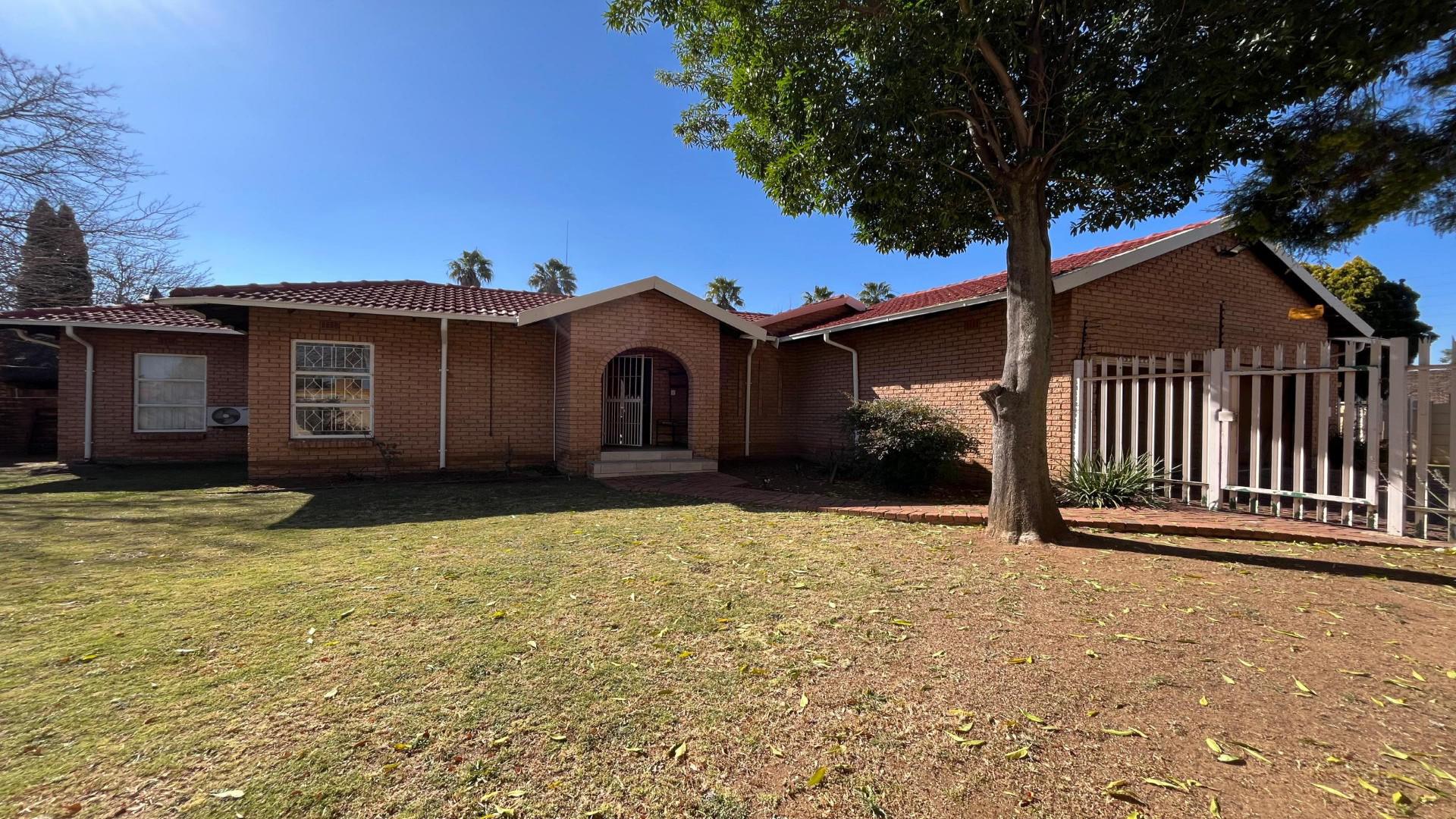 Front View of property in Sunward park