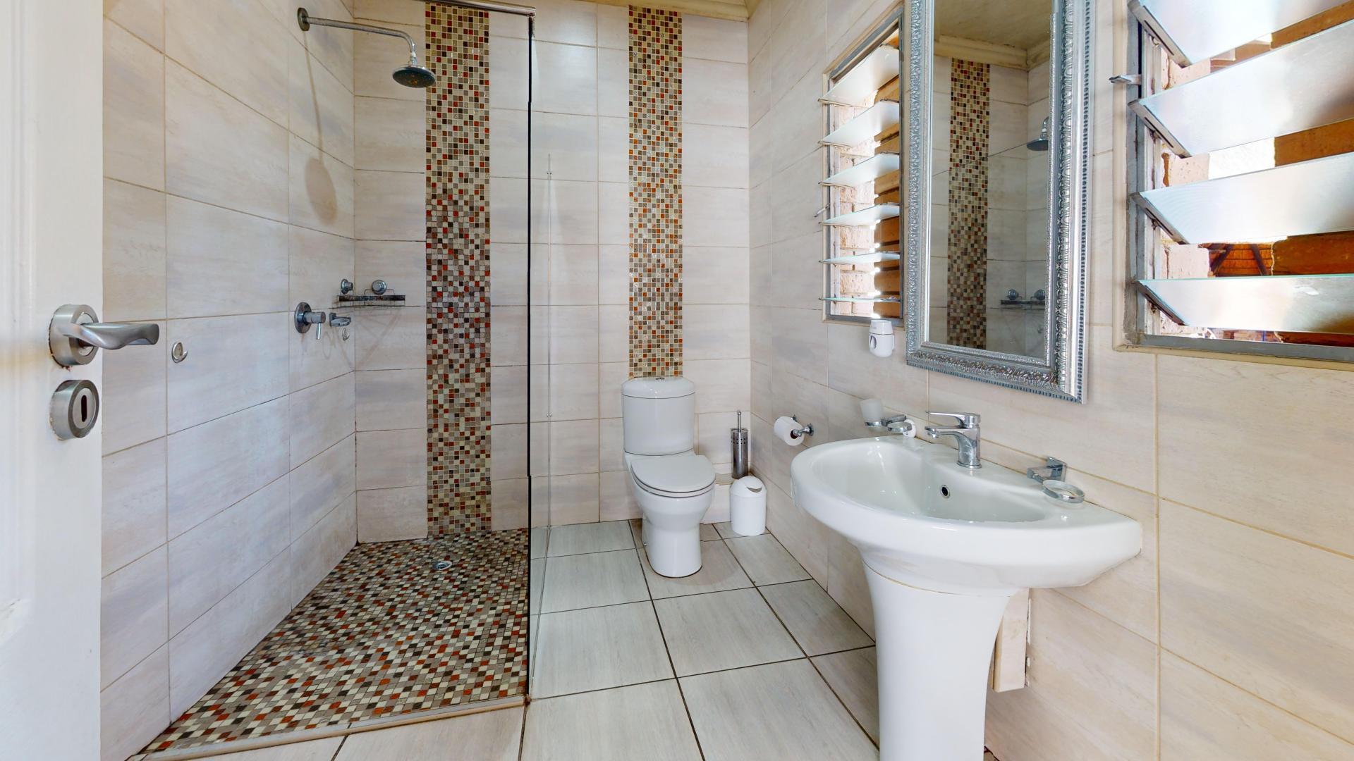 Bathroom 1 of property in Sunward park