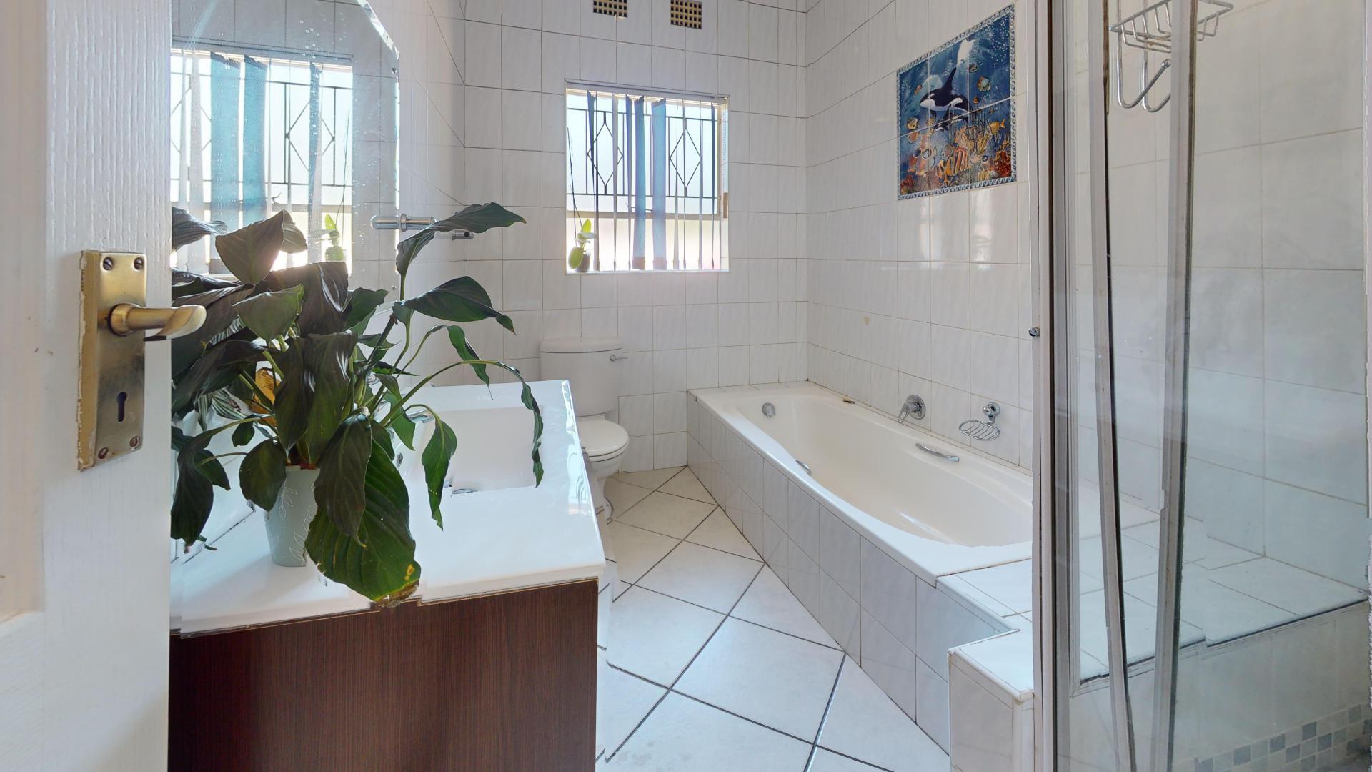 Bathroom 2 of property in Sunward park