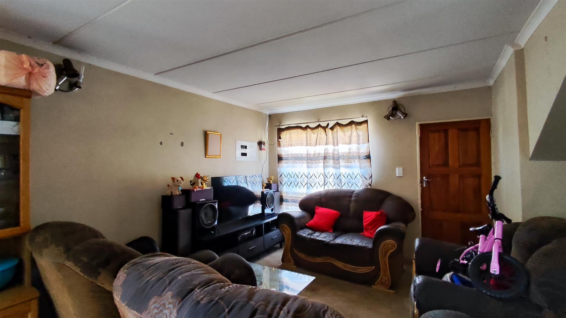 Lounges - 16 square meters of property in Vanderbijlpark