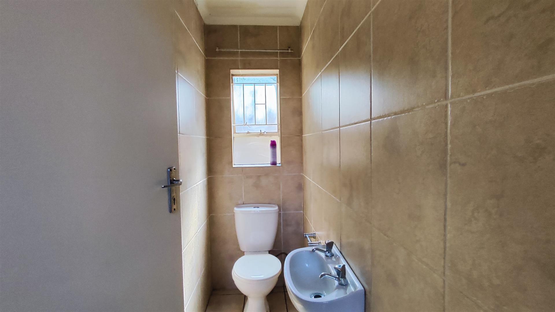 Guest Toilet - 3 square meters of property in Vanderbijlpark
