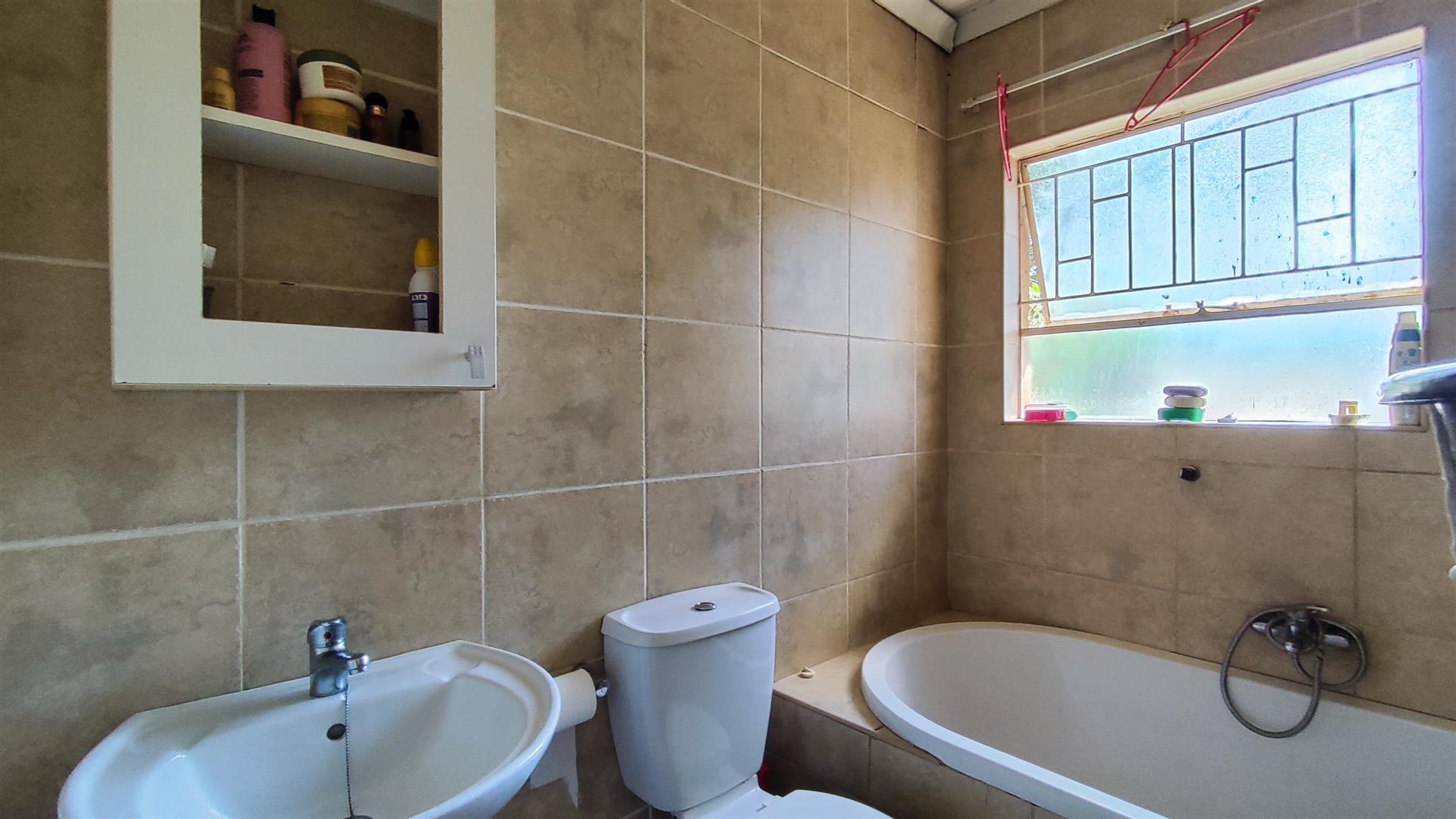 Bathroom 1 - 5 square meters of property in Vanderbijlpark