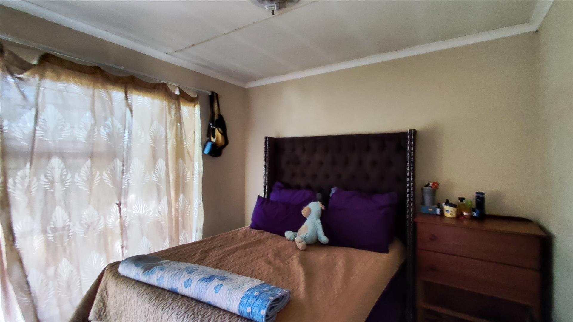 Bed Room 1 - 12 square meters of property in Vanderbijlpark