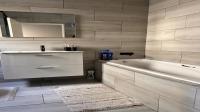 Main Bathroom of property in Summerset