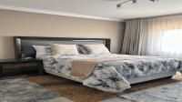 Main Bedroom of property in Summerset