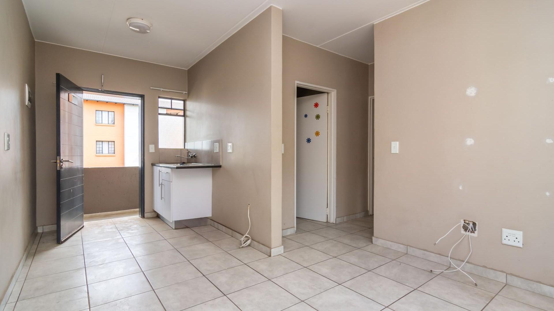 Lounges - 11 square meters of property in Fleurhof