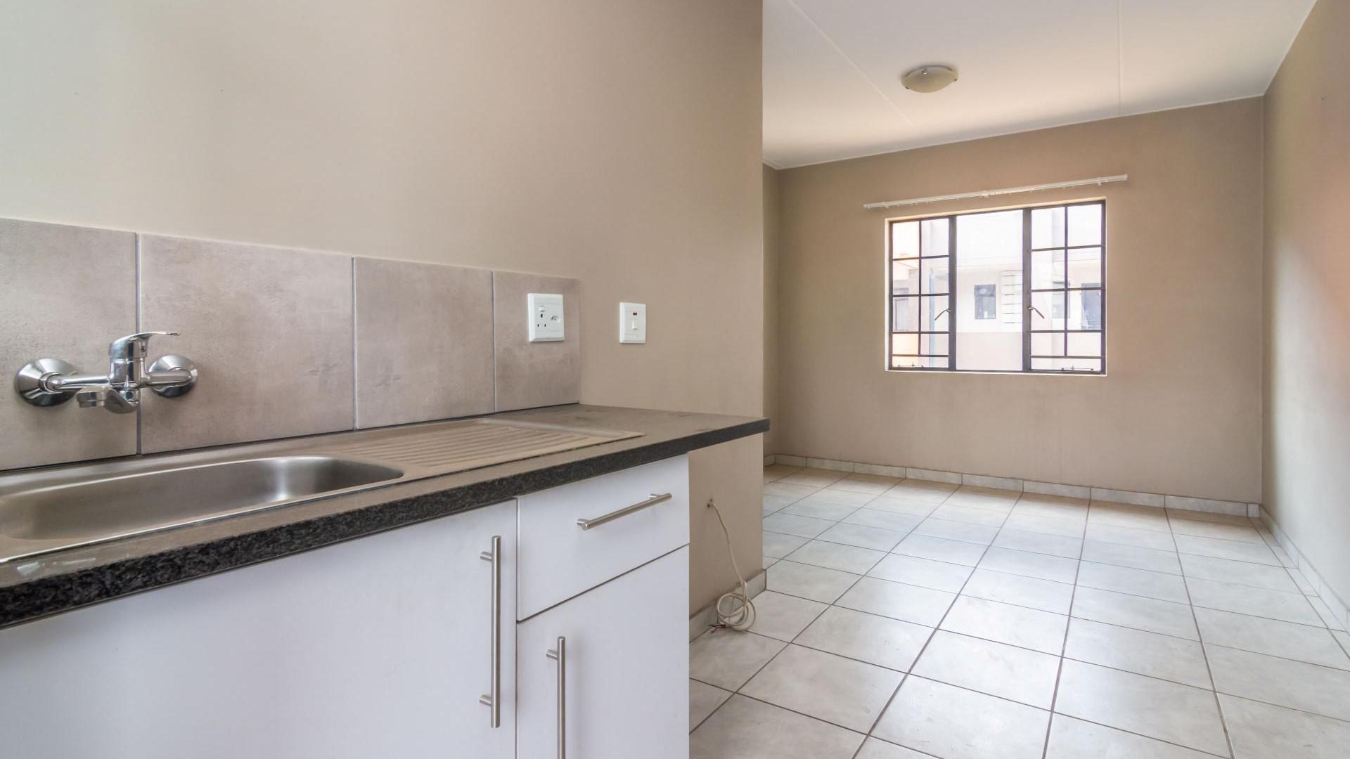 Kitchen - 6 square meters of property in Fleurhof