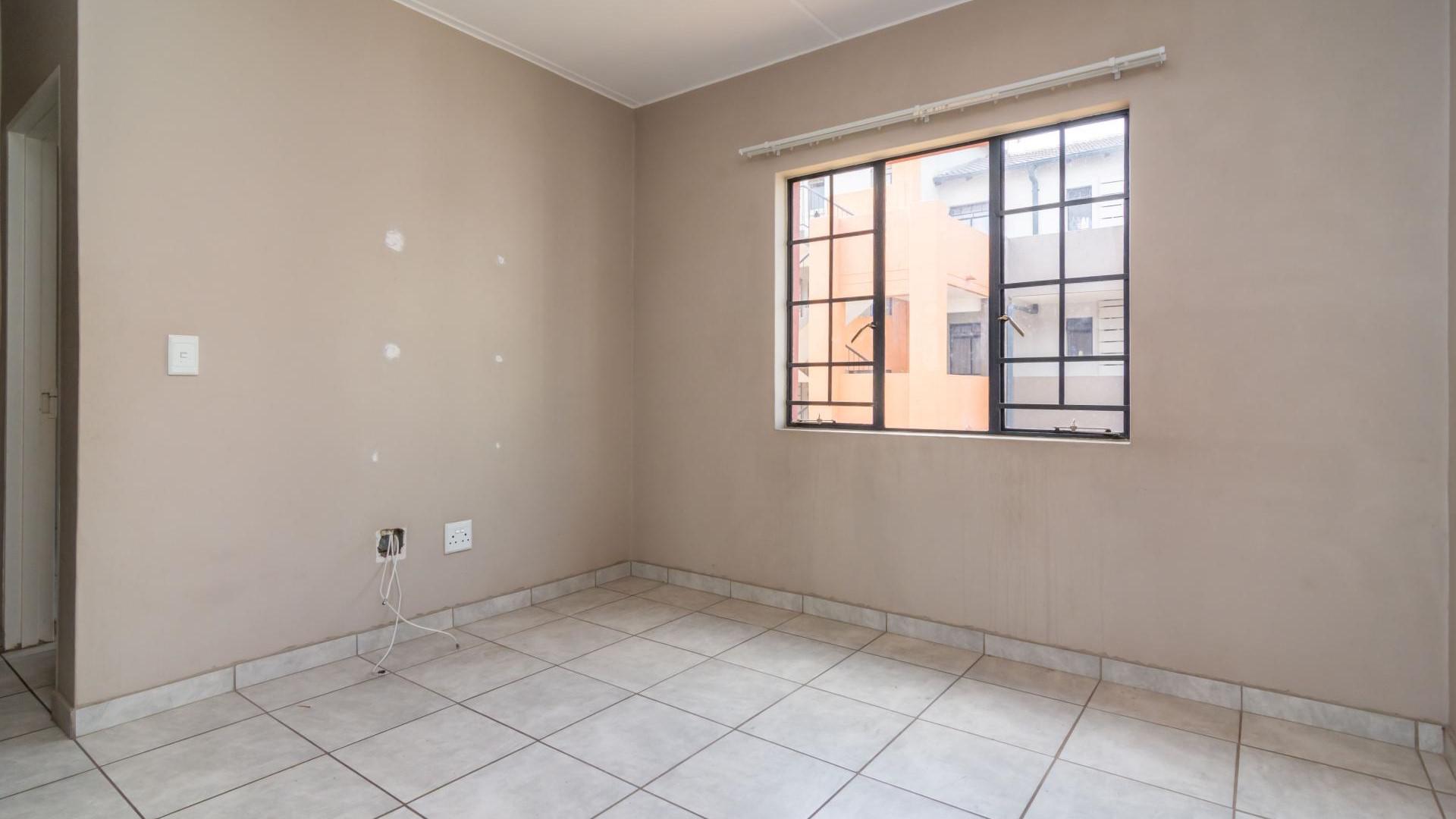 Lounges - 11 square meters of property in Fleurhof