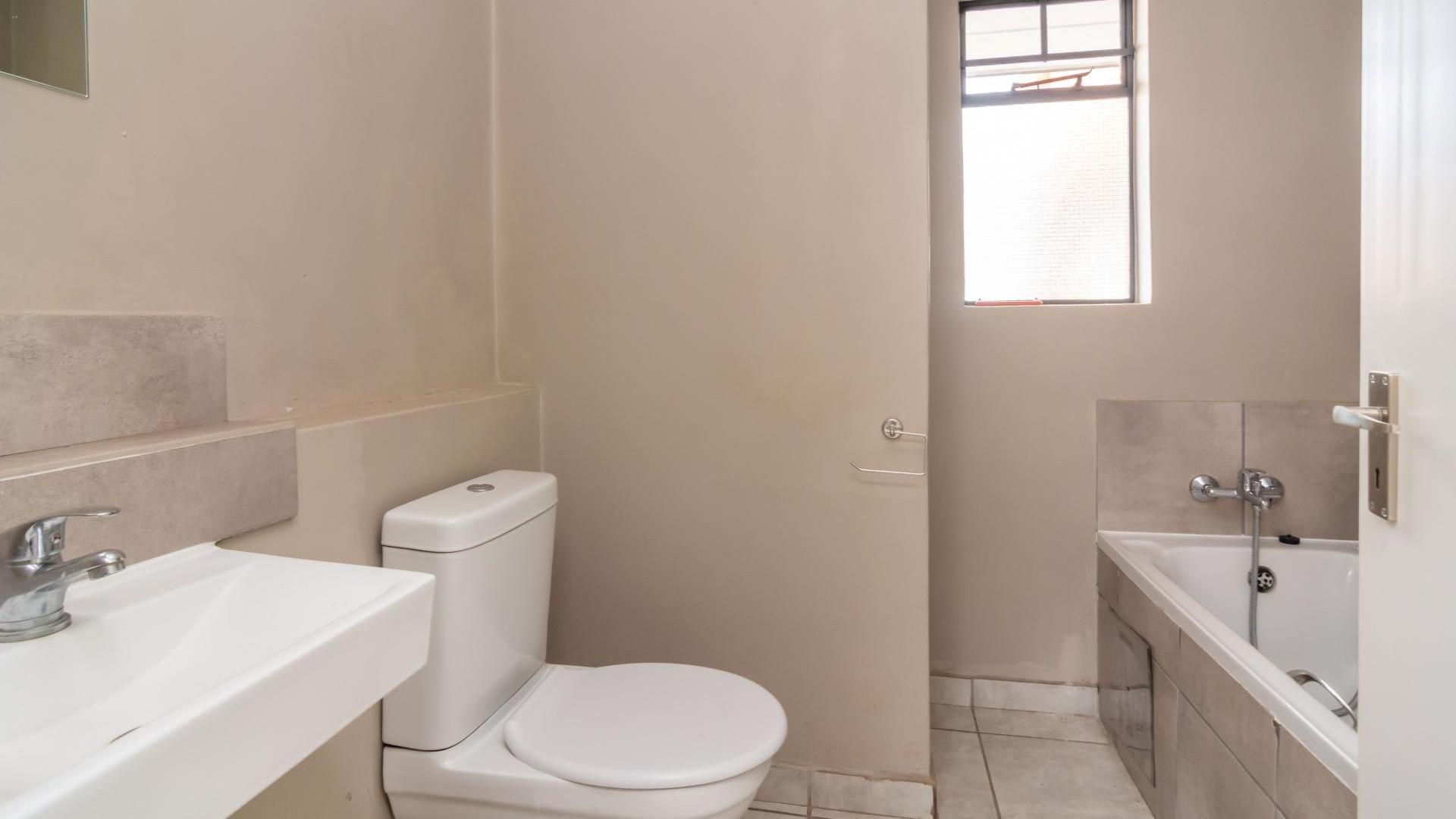 Bathroom 1 - 5 square meters of property in Fleurhof