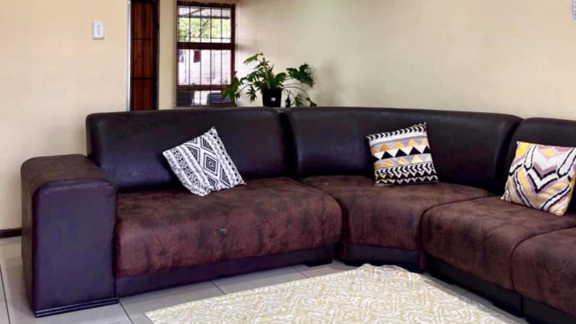 Lounges of property in Cleland