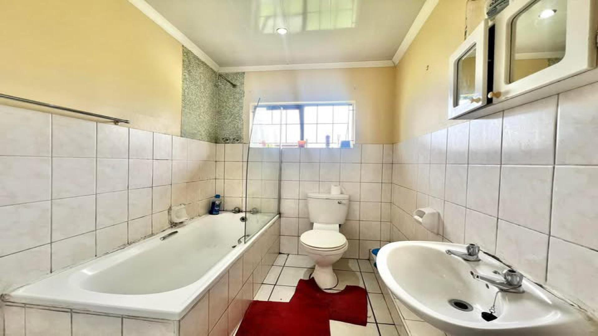 Bathroom 1 of property in Cleland