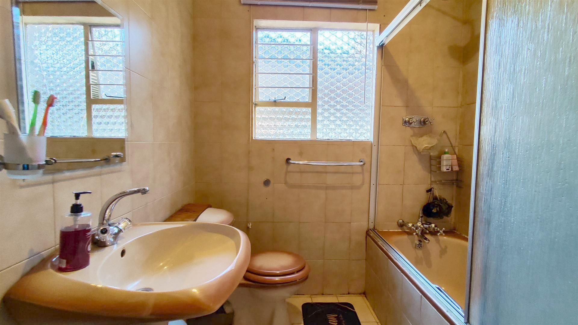 Bathroom 1 - 5 square meters of property in Hazeldene