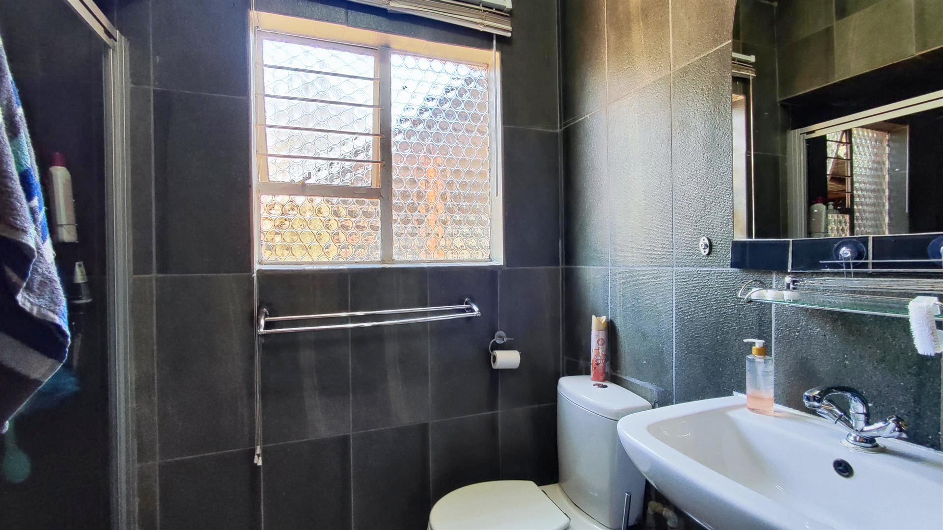 Main Bathroom - 4 square meters of property in Hazeldene