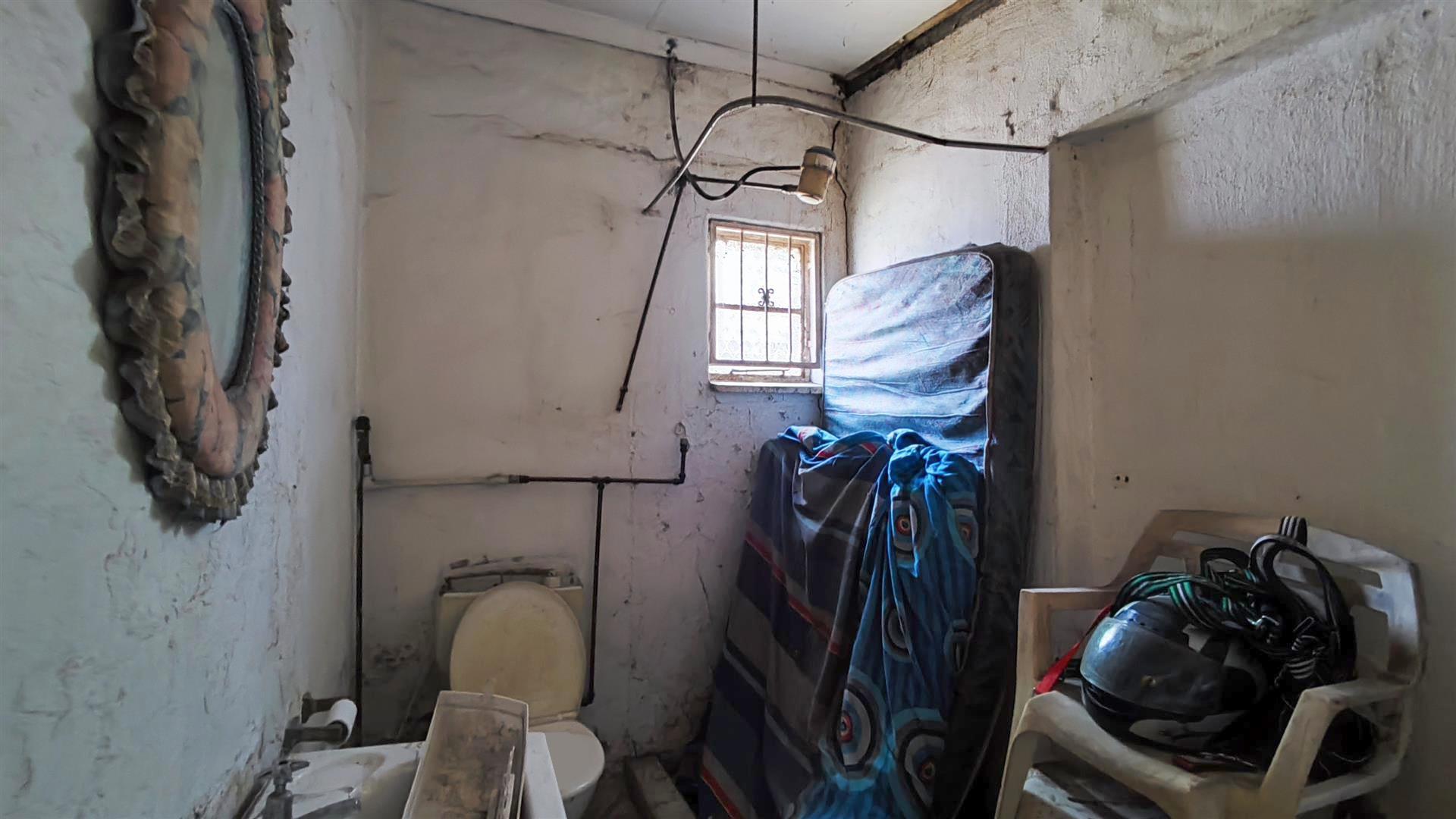 Bathroom 2 - 6 square meters of property in Hazeldene