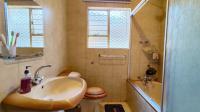 Bathroom 1 - 5 square meters of property in Hazeldene