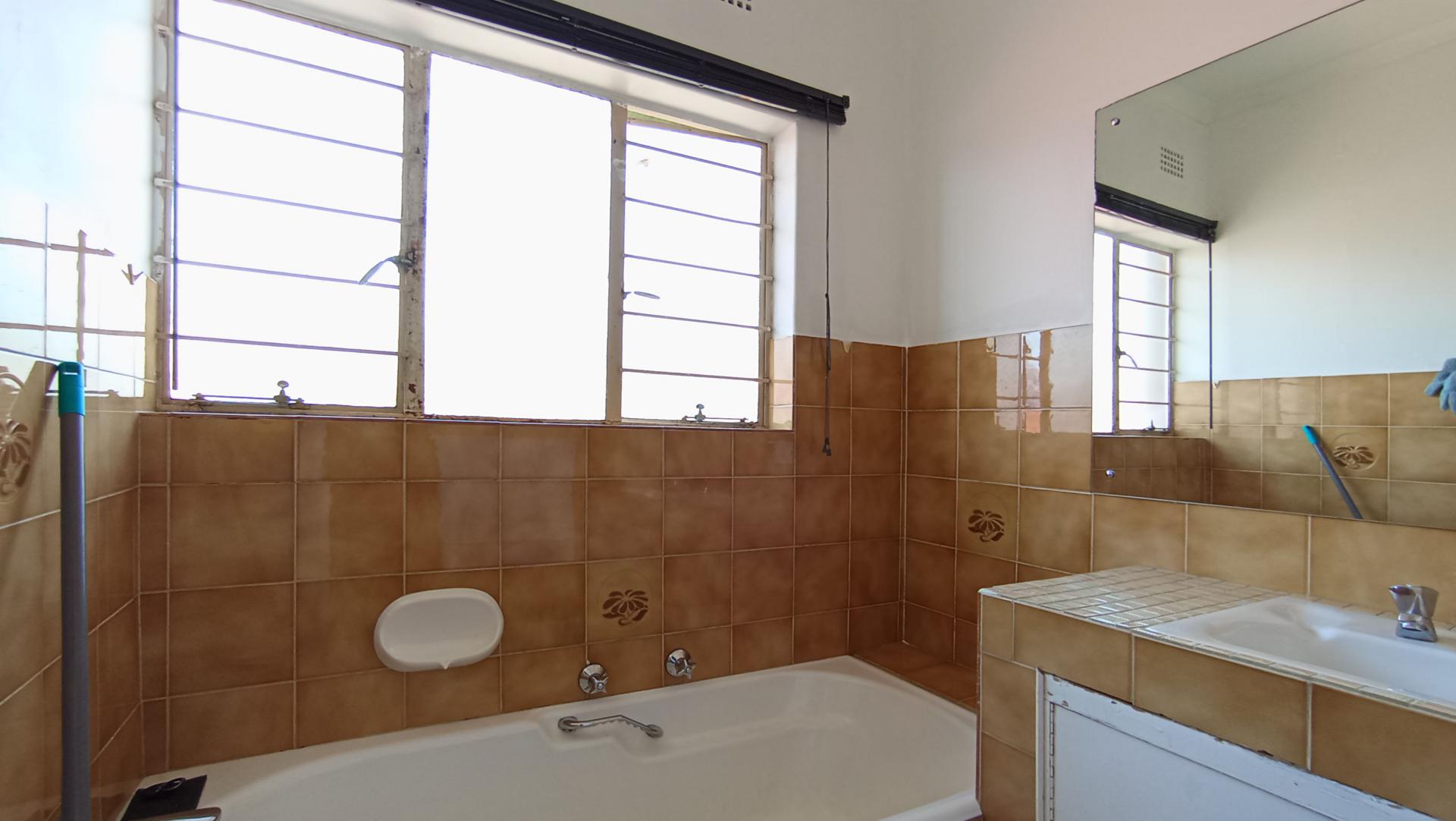 Bathroom 2 - 6 square meters of property in Ferndale - JHB
