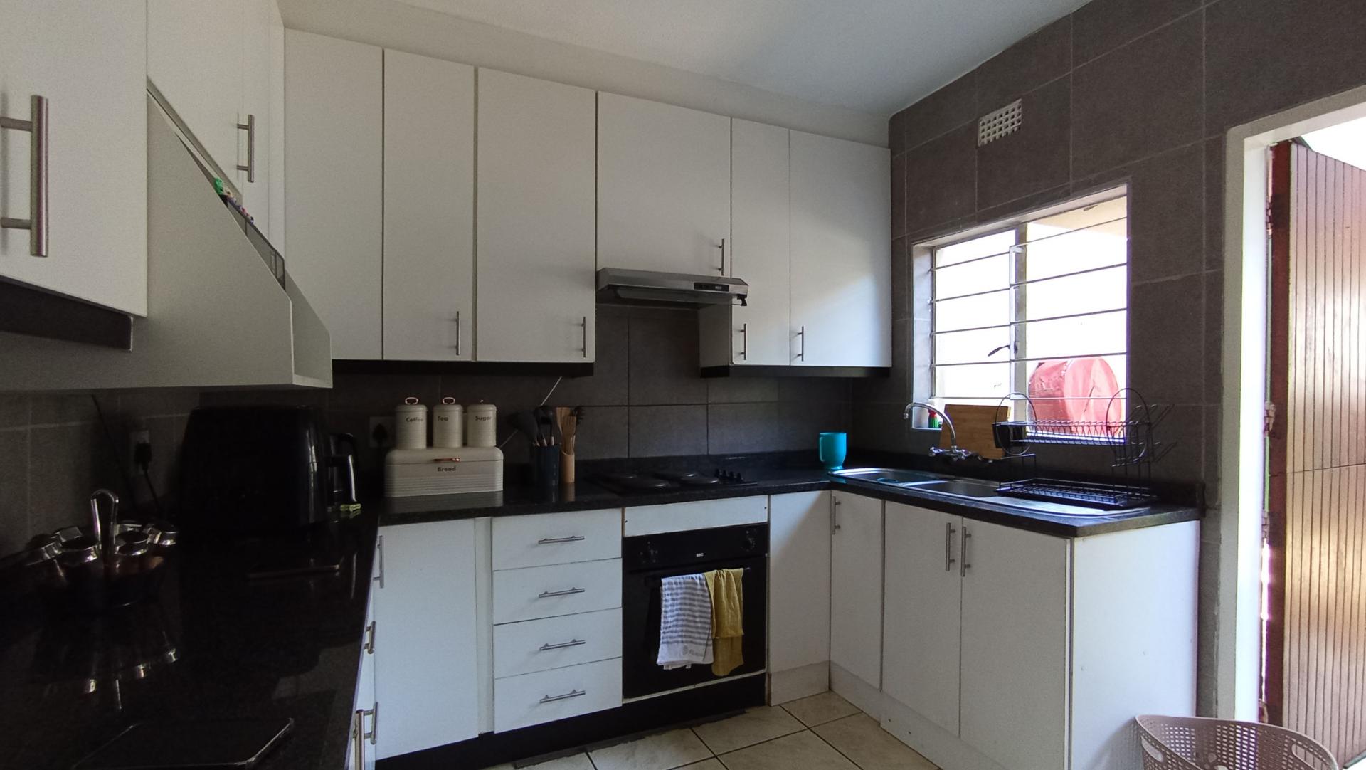 Kitchen - 11 square meters of property in Ferndale - JHB