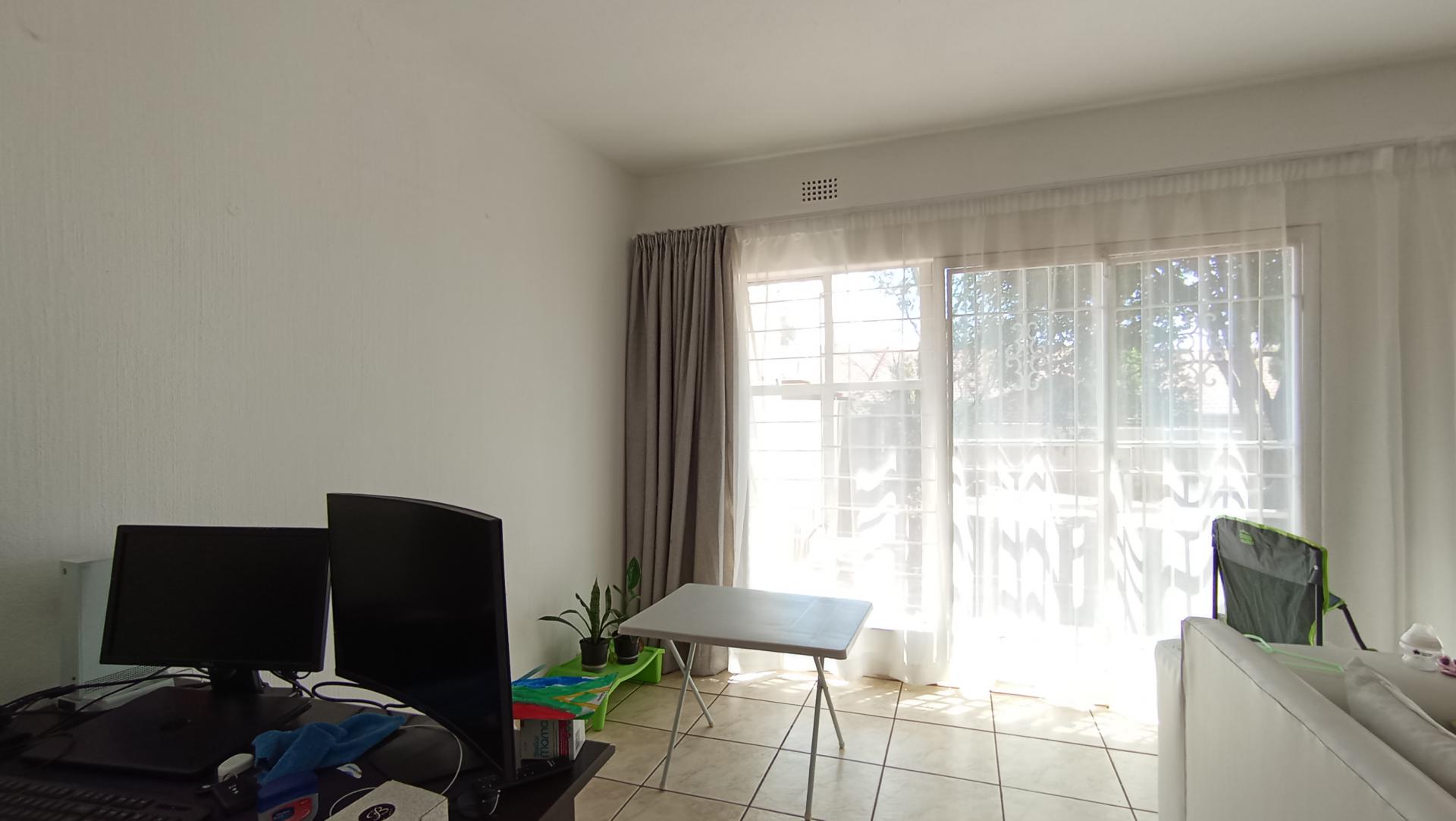 Lounges - 26 square meters of property in Ferndale - JHB