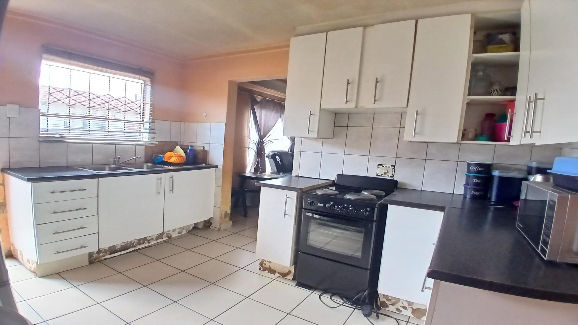 Kitchen of property in Rondebult