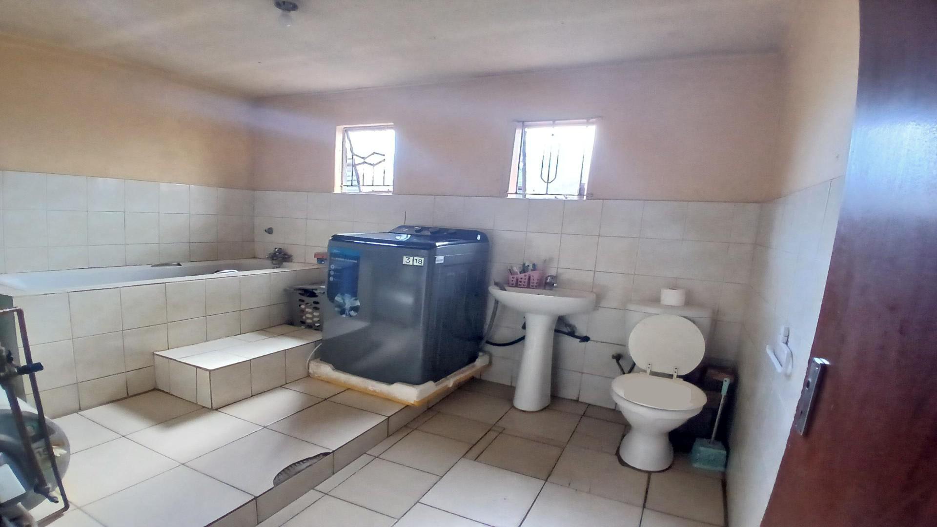 Bathroom 1 of property in Rondebult