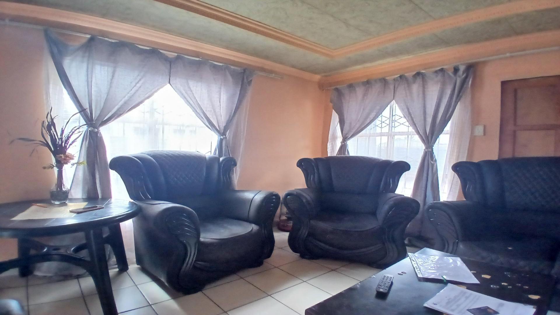 Lounges of property in Rondebult