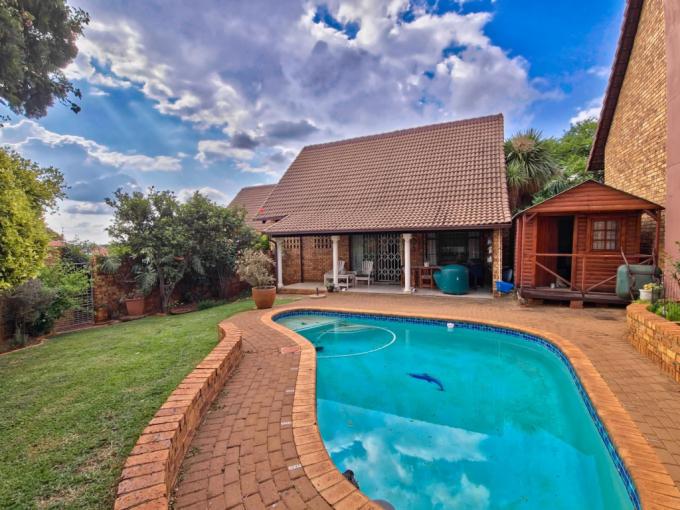 3 Bedroom Simplex for Sale For Sale in Faerie Glen - MR695785
