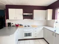  of property in Die Hoewes