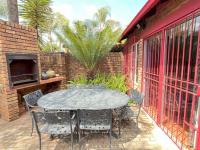  of property in Die Hoewes