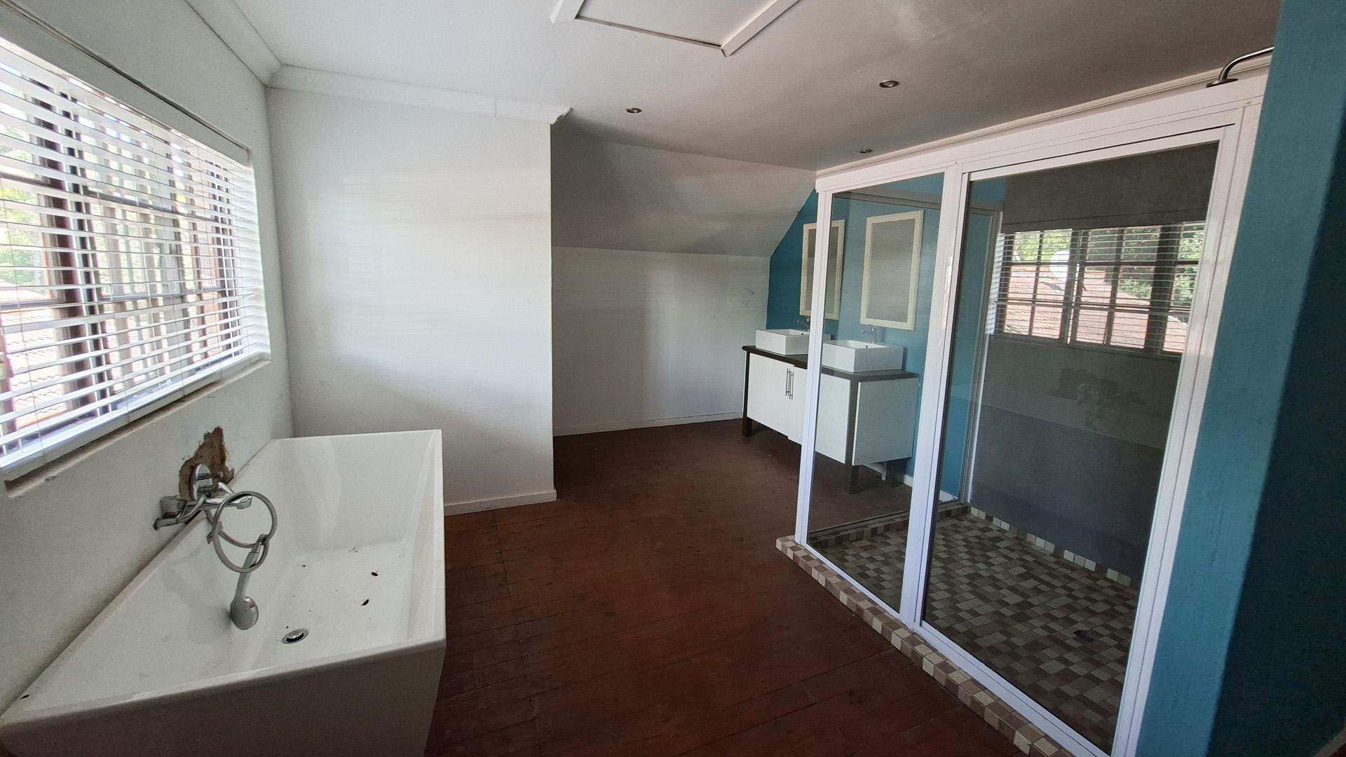 Main Bathroom of property in Sonheuwel