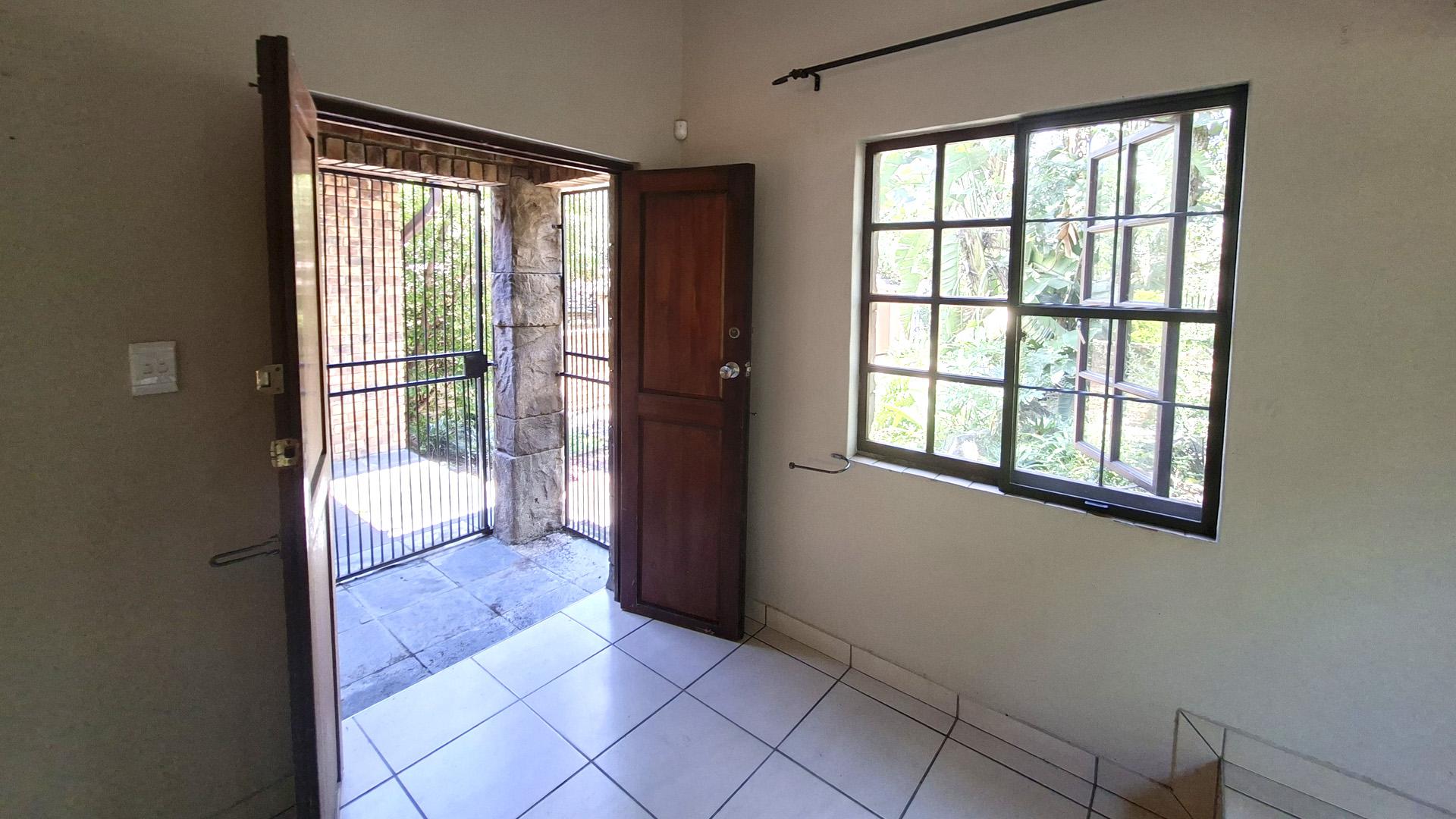 Foyer of property in Sonheuwel