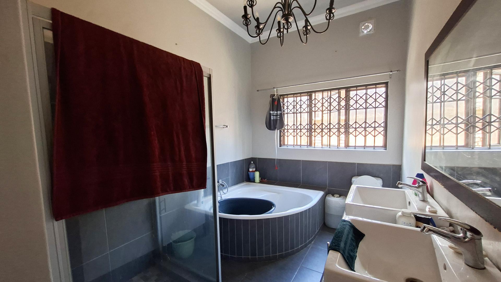 Bathroom 1 of property in Sonheuwel