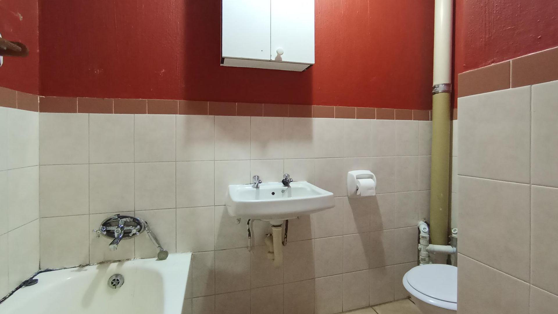 Bathroom 1 - 4 square meters of property in Gezina