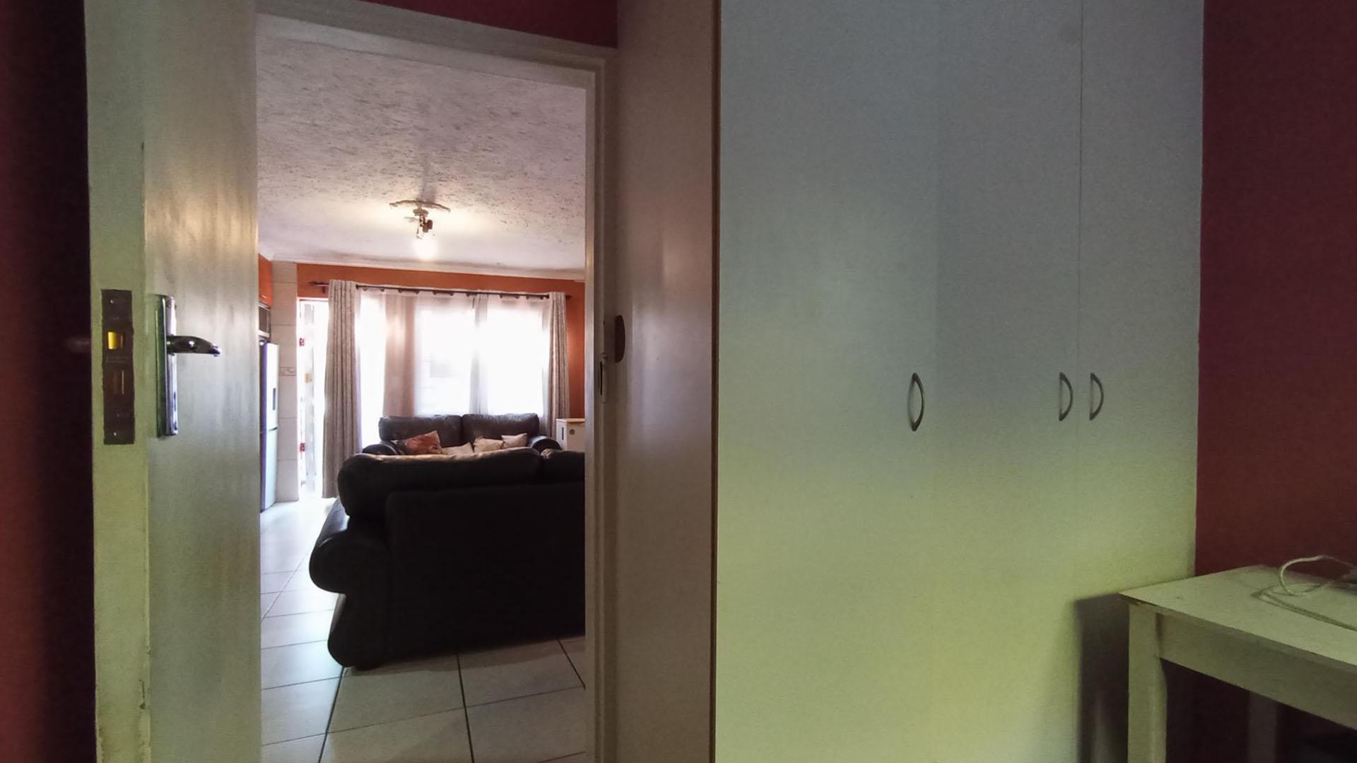 Bed Room 2 - 8 square meters of property in Gezina
