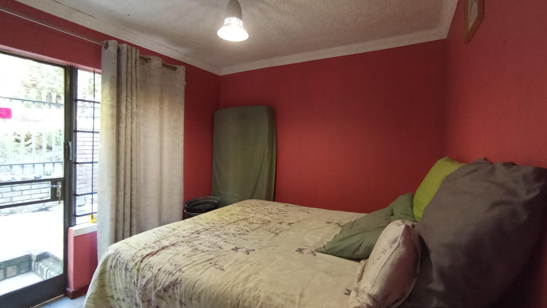 Bed Room 1 - 12 square meters of property in Gezina