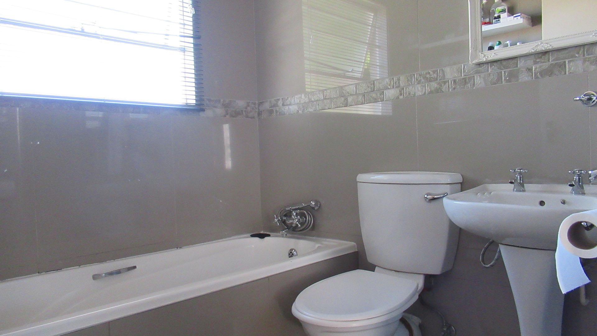 Bathroom 1 - 5 square meters of property in Rembrandt Park
