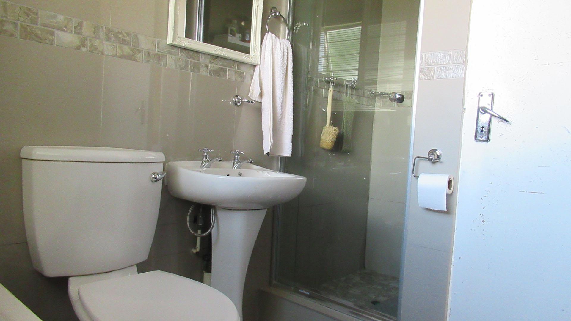 Bathroom 1 - 5 square meters of property in Rembrandt Park