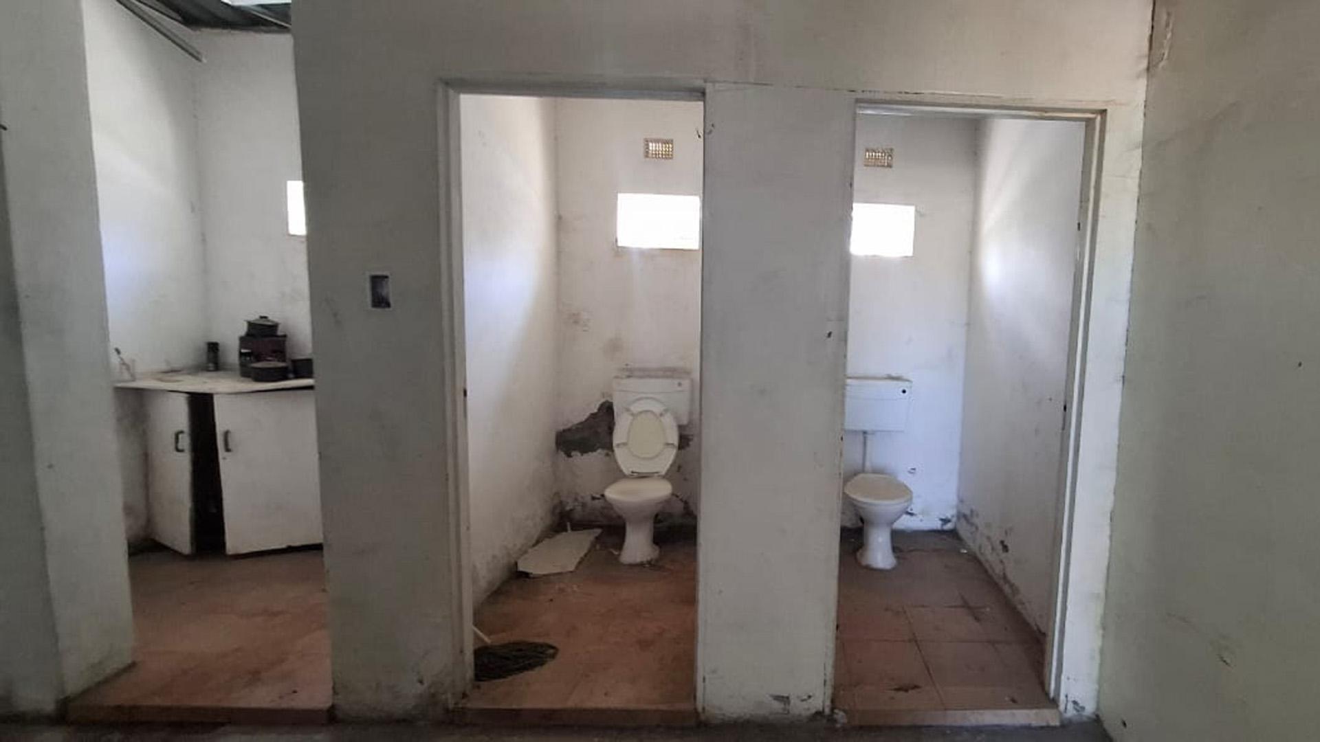 Bathroom 1 of property in Ficksburg