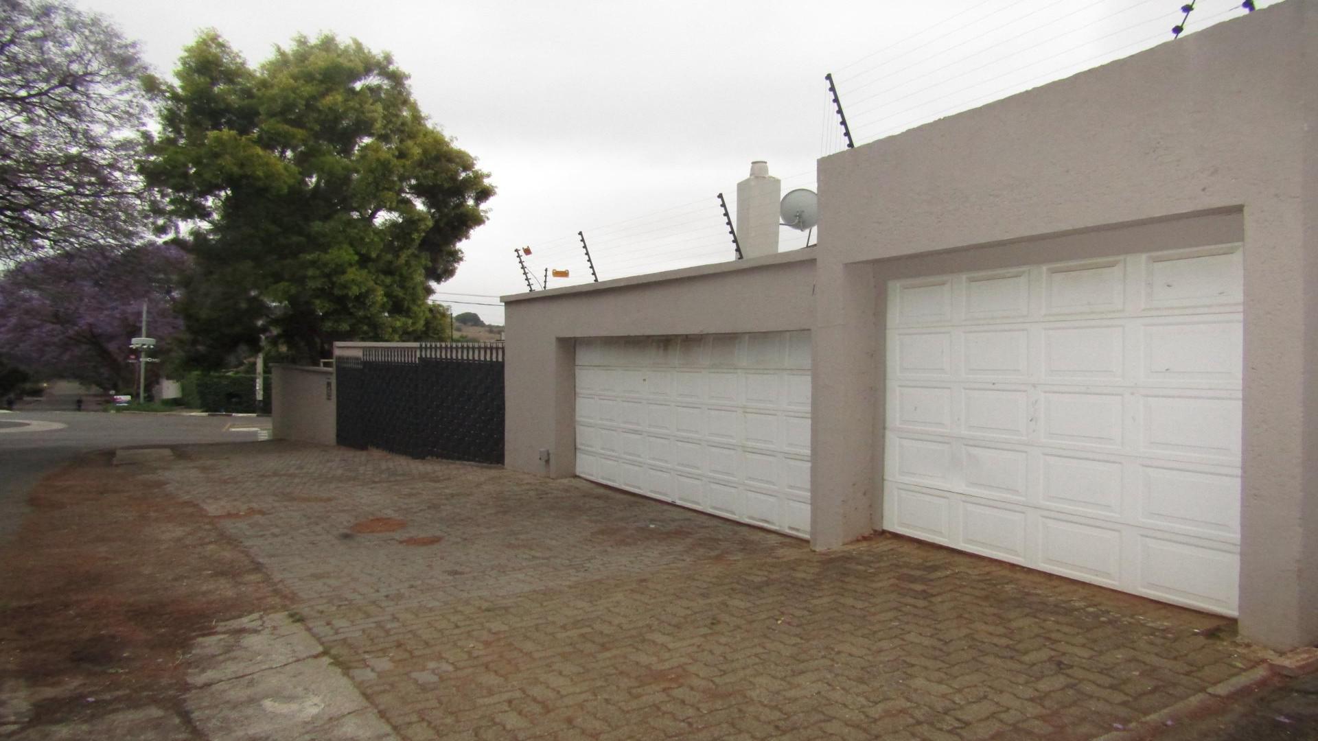 Front View of property in Melville