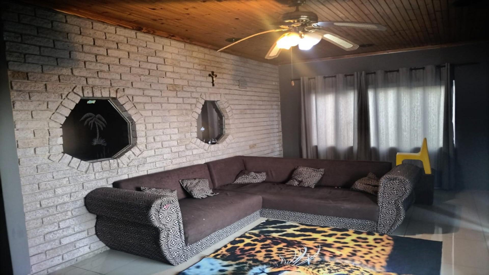 Lounges of property in Kharwastan