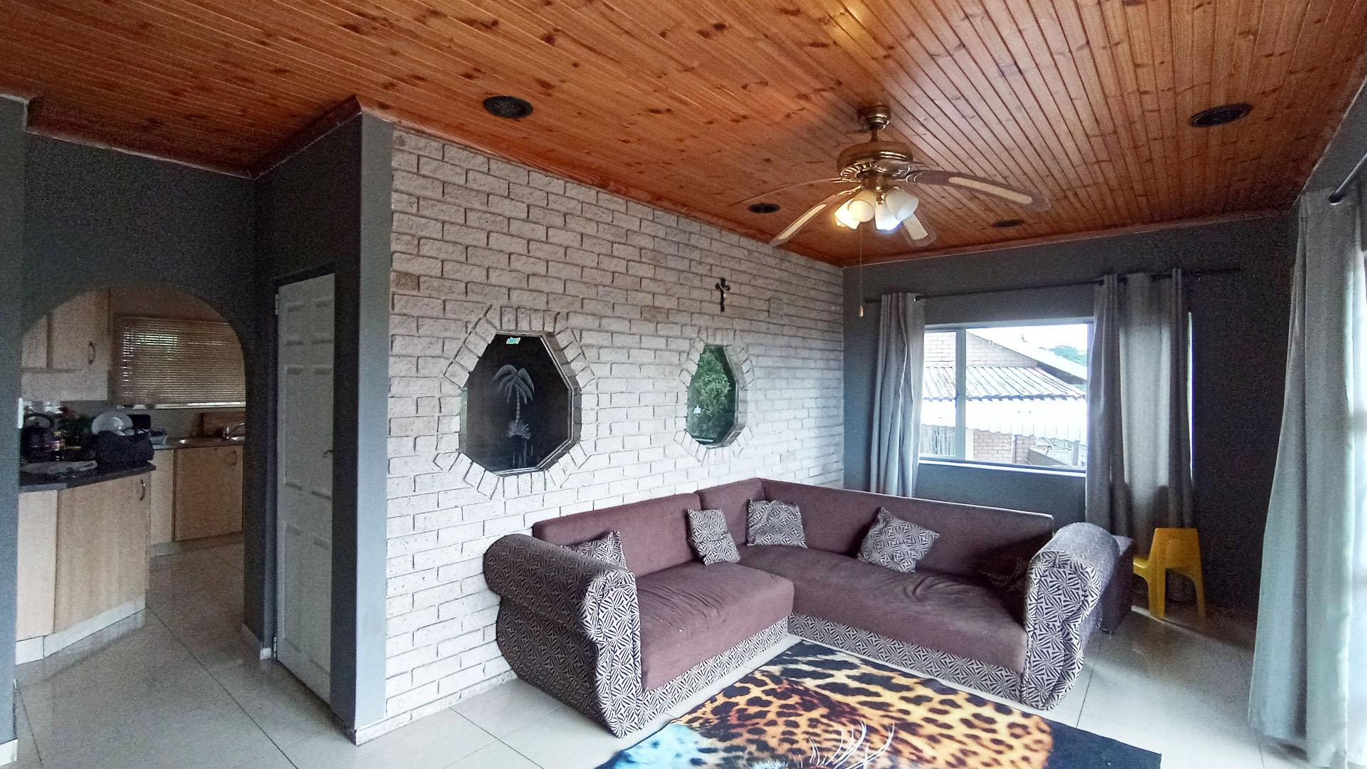 Lounges - 69 square meters of property in Kharwastan